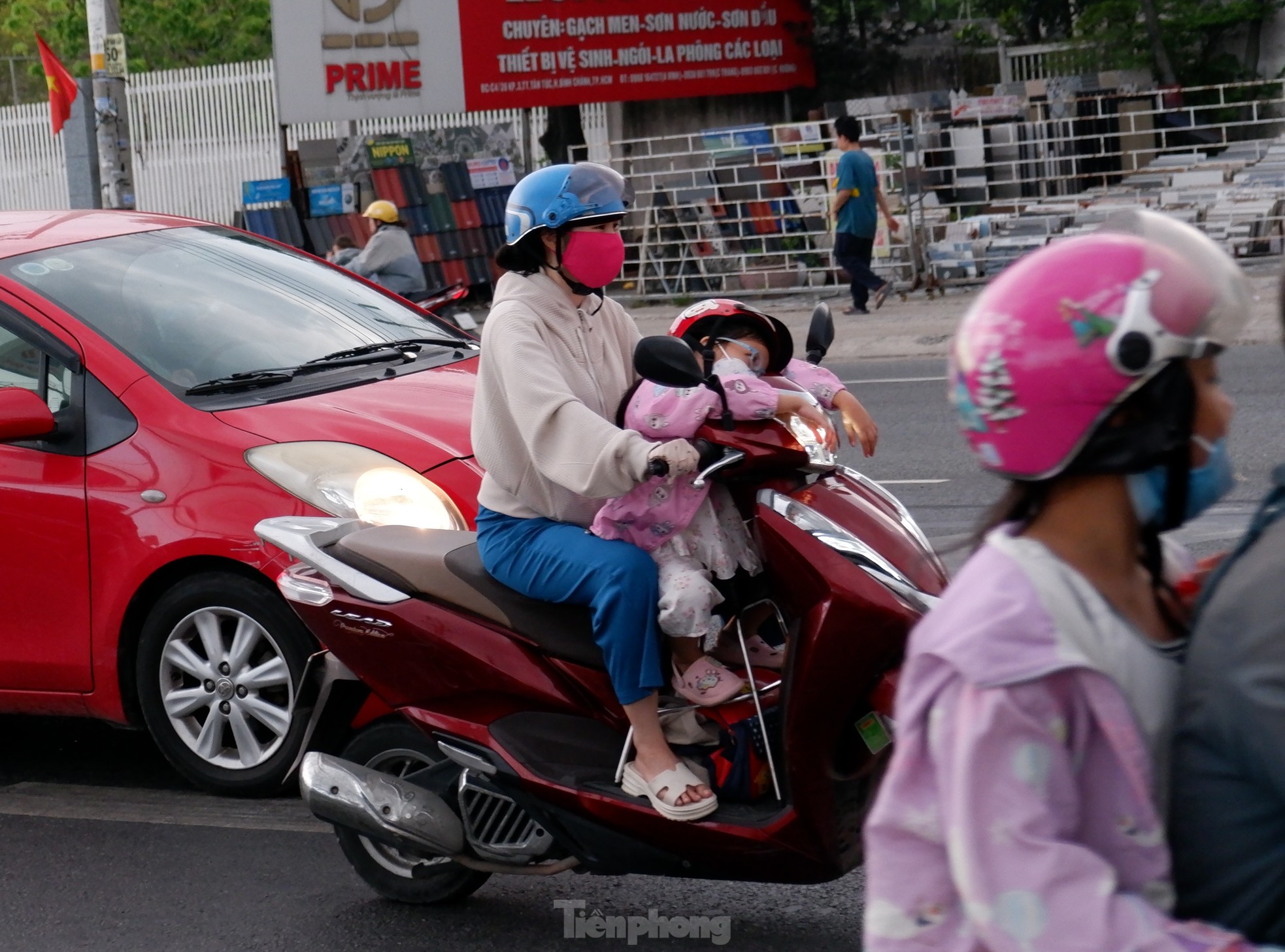 Người xe ùn ùn đổ về TPHCM dù chưa hết lễ- Ảnh 13. Người xe ùn ùn đổ về TPHCM dù chưa hết lễ- Ảnh 13.