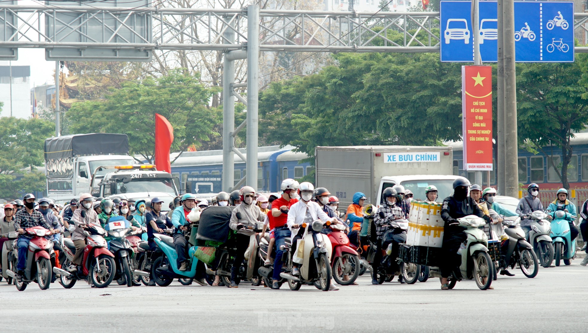 Chưa hết ngày nghỉ lễ, các phương tiện ùn tắc kéo dài hàng km tại cửa ngõ Thủ đô- Ảnh 9. Chưa hết ngày nghỉ lễ, các phương tiện ùn tắc kéo dài hàng km tại cửa ngõ Thủ đô- Ảnh 9.