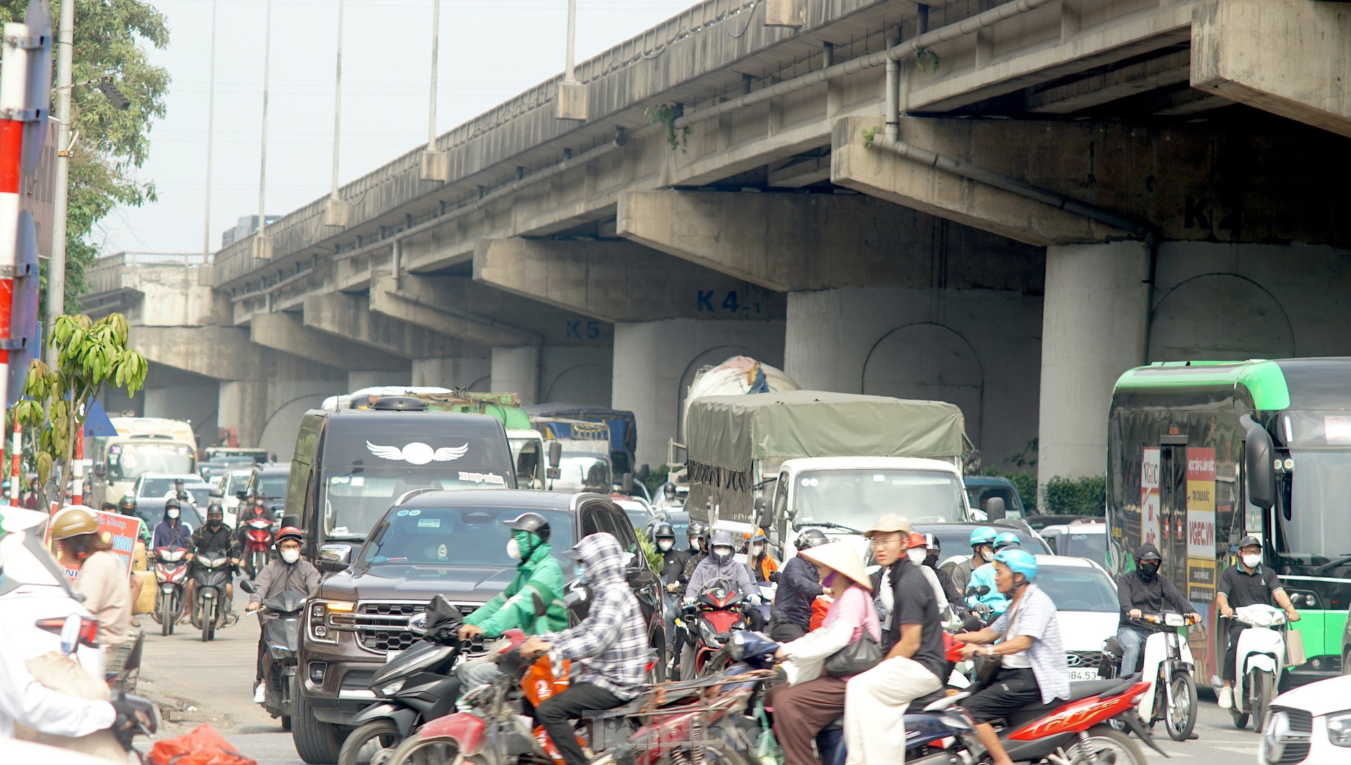 Chưa hết ngày nghỉ lễ, các phương tiện ùn tắc kéo dài hàng km tại cửa ngõ Thủ đô- Ảnh 8. Chưa hết ngày nghỉ lễ, các phương tiện ùn tắc kéo dài hàng km tại cửa ngõ Thủ đô- Ảnh 8.