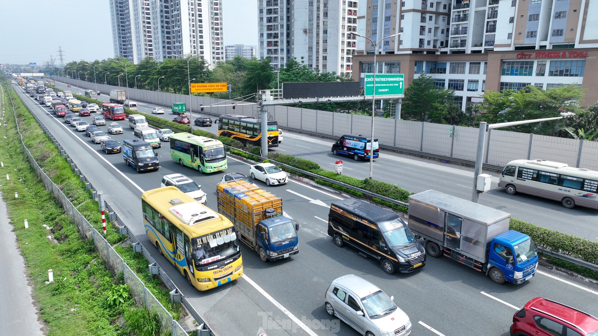 Chưa hết ngày nghỉ lễ, các phương tiện ùn tắc kéo dài hàng km tại cửa ngõ Thủ đô- Ảnh 5. Chưa hết ngày nghỉ lễ, các phương tiện ùn tắc kéo dài hàng km tại cửa ngõ Thủ đô- Ảnh 5.