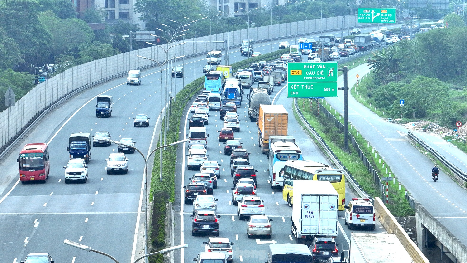 Chưa hết ngày nghỉ lễ, các phương tiện ùn tắc kéo dài hàng km tại cửa ngõ Thủ đô- Ảnh 7. Chưa hết ngày nghỉ lễ, các phương tiện ùn tắc kéo dài hàng km tại cửa ngõ Thủ đô- Ảnh 7.