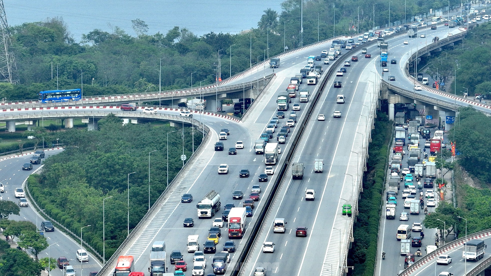 Chưa hết ngày nghỉ lễ, các phương tiện ùn tắc kéo dài hàng km tại cửa ngõ Thủ đô- Ảnh 10. Chưa hết ngày nghỉ lễ, các phương tiện ùn tắc kéo dài hàng km tại cửa ngõ Thủ đô- Ảnh 10.