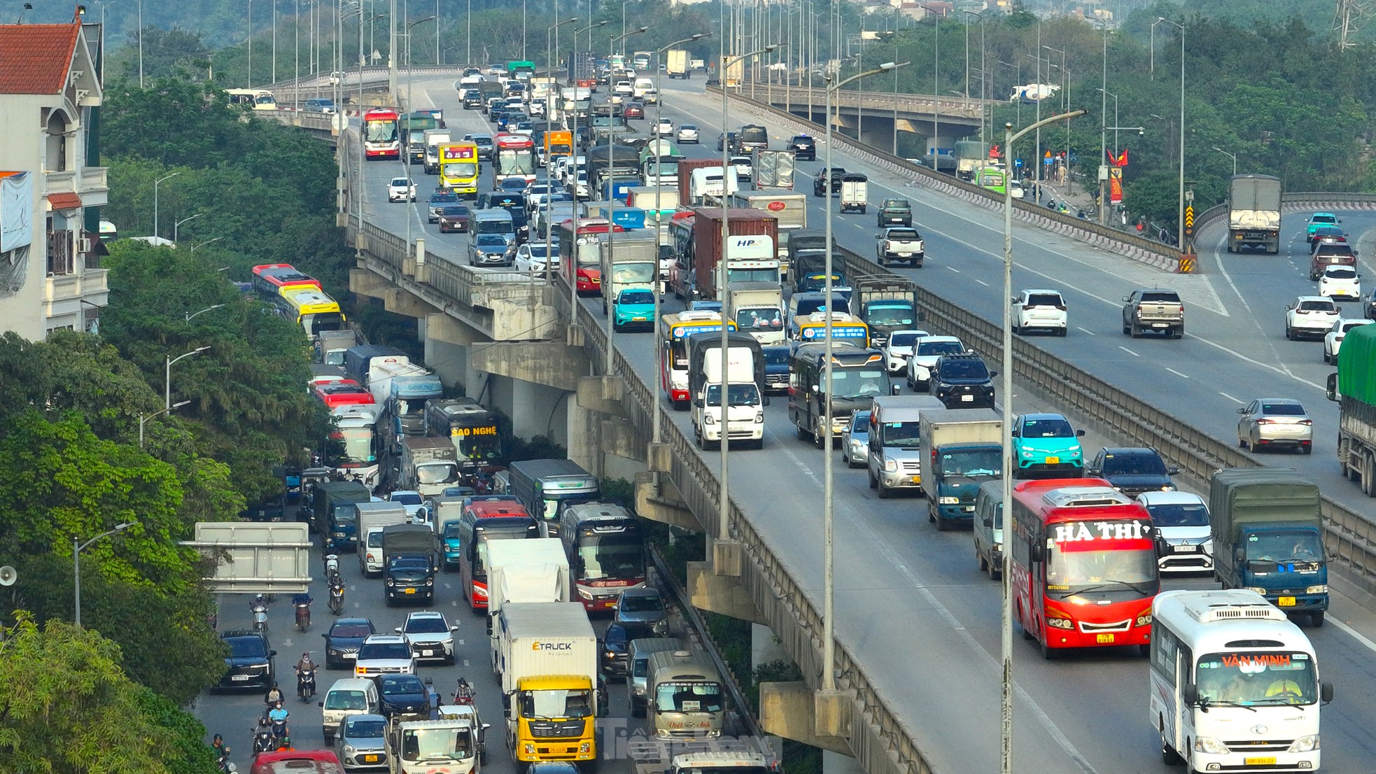 Chưa hết ngày nghỉ lễ, các phương tiện ùn tắc kéo dài hàng km tại cửa ngõ Thủ đô- Ảnh 6. Chưa hết ngày nghỉ lễ, các phương tiện ùn tắc kéo dài hàng km tại cửa ngõ Thủ đô- Ảnh 6.