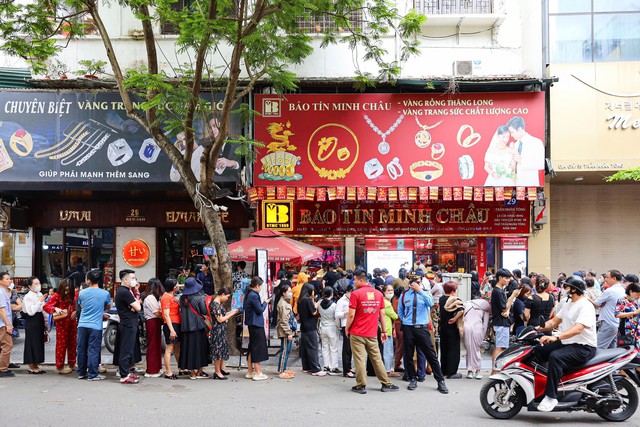 Thiếu tiền mua ô tô, người đàn ông ở Hà Nội “tất tay” 50 chỉ vàng, 2 tháng sau nhận cái kết không ngờ- Ảnh 2. Thiếu tiền mua ô tô, người đàn ông ở Hà Nội “tất tay” 50 chỉ vàng, 2 tháng sau nhận cái kết không ngờ- Ảnh 2.