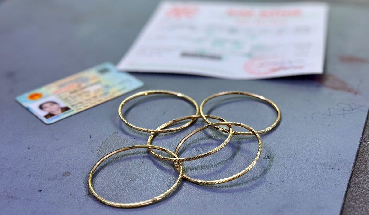 Bắt được người đàn bà “phù phép” tại tiệm vàng ở An Giang- Ảnh 2. Bắt được người đàn bà “phù phép” tại tiệm vàng ở An Giang- Ảnh 2.