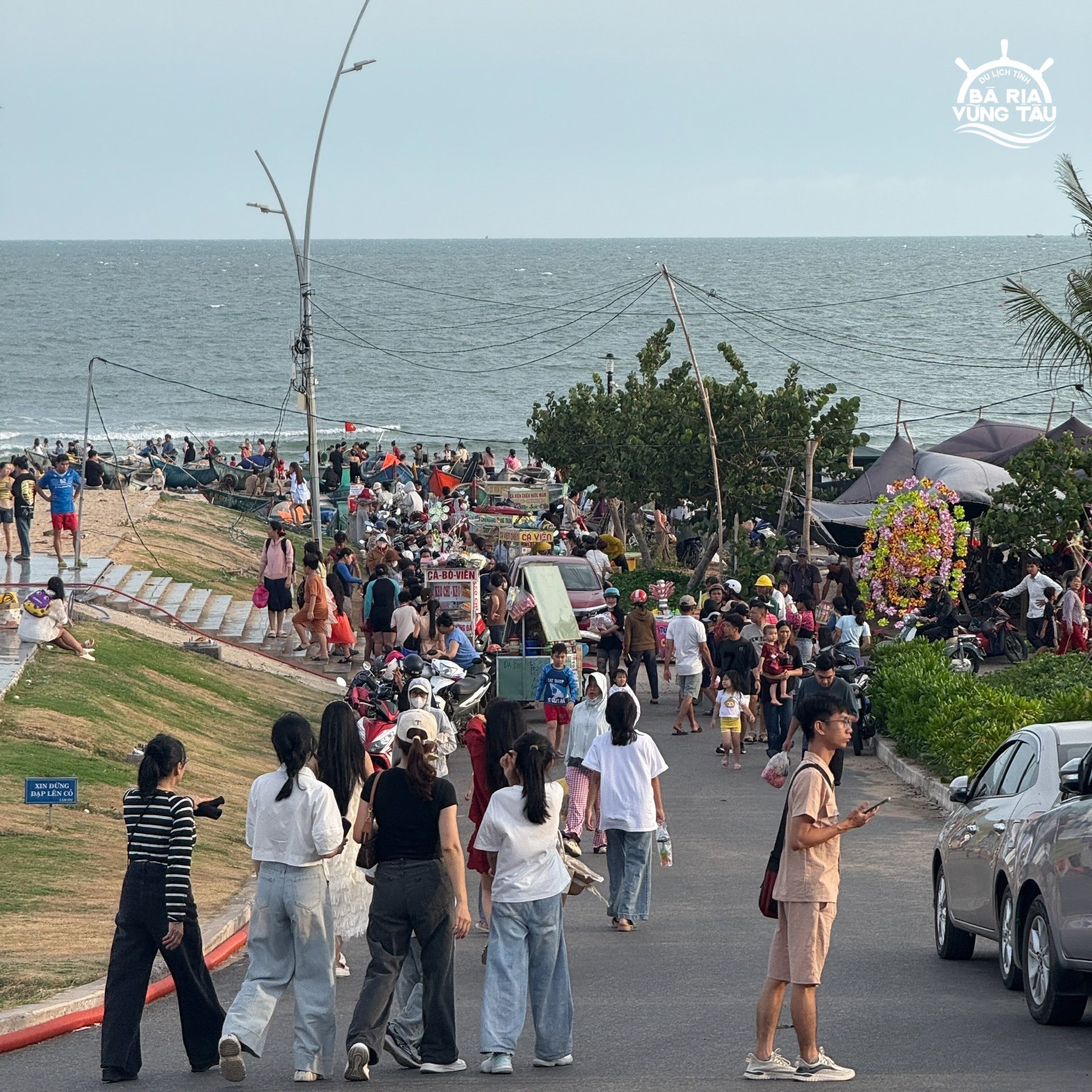 Sắp kết thúc kỳ nghỉ lễ, nhiều điểm du lịch dần thưa khách hơn nhưng riêng 2 nơi này vẫn đông nghịt- Ảnh 4. Sắp kết thúc kỳ nghỉ lễ, nhiều điểm du lịch dần thưa khách hơn nhưng riêng 2 nơi này vẫn đông nghịt- Ảnh 4.