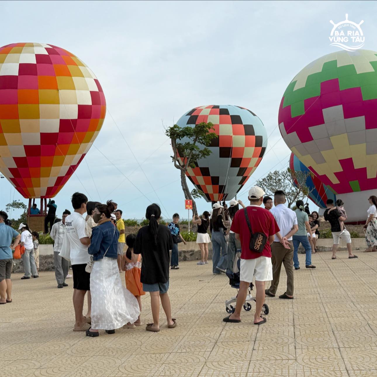 Sắp kết thúc kỳ nghỉ lễ, nhiều điểm du lịch dần thưa khách hơn nhưng riêng 2 nơi này vẫn đông nghịt- Ảnh 3. Sắp kết thúc kỳ nghỉ lễ, nhiều điểm du lịch dần thưa khách hơn nhưng riêng 2 nơi này vẫn đông nghịt- Ảnh 3.