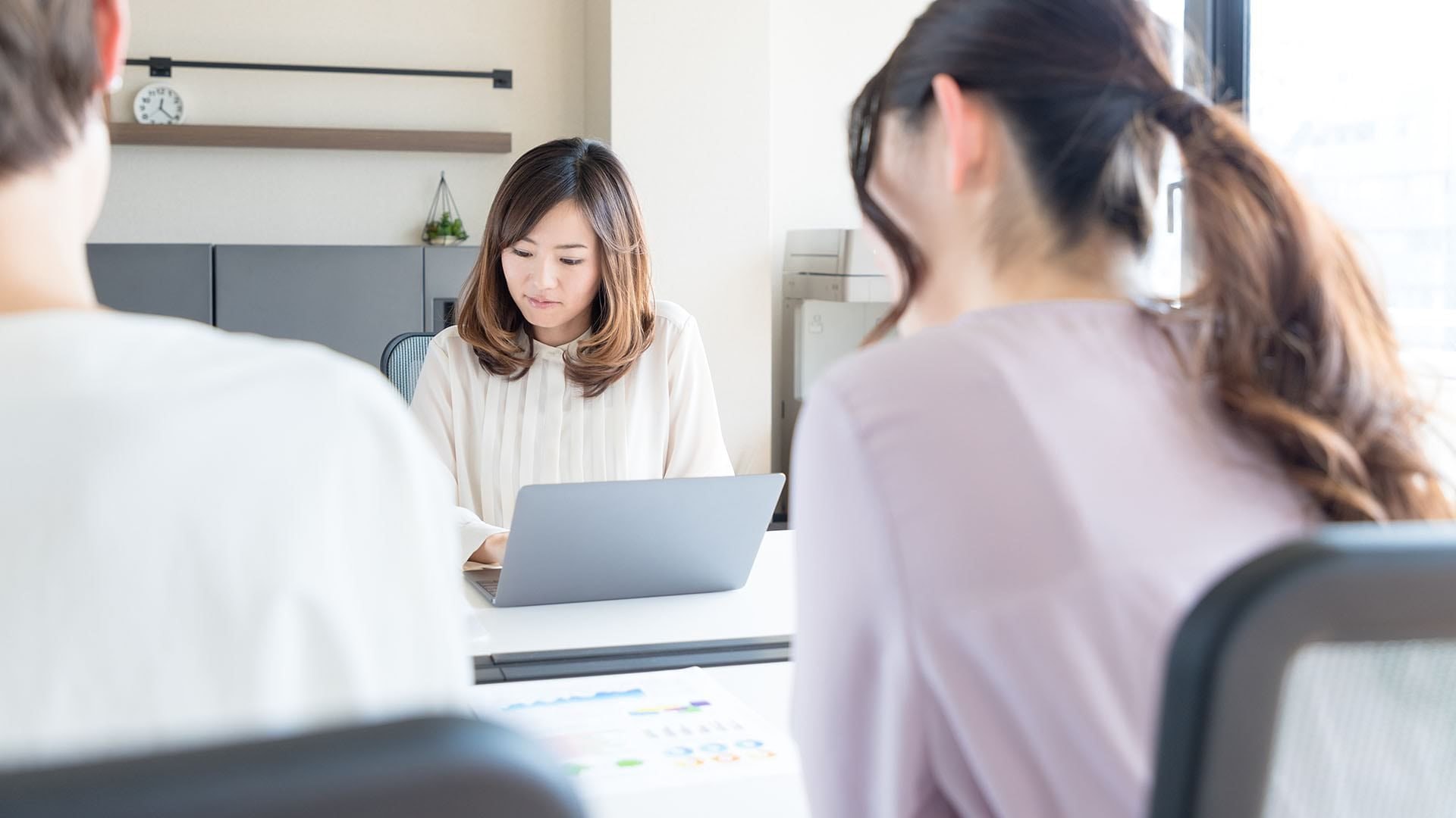 Số lượng công việc không cần kinh nghiệm giảm, 50% Gen Z coi đại học là ‘lãng phí tiền bạc’, lo ngại về tương lai- Ảnh 2. Số lượng công việc không cần kinh nghiệm giảm, 50% Gen Z coi đại học là ‘lãng phí tiền bạc’, lo ngại về tương lai- Ảnh 2.
