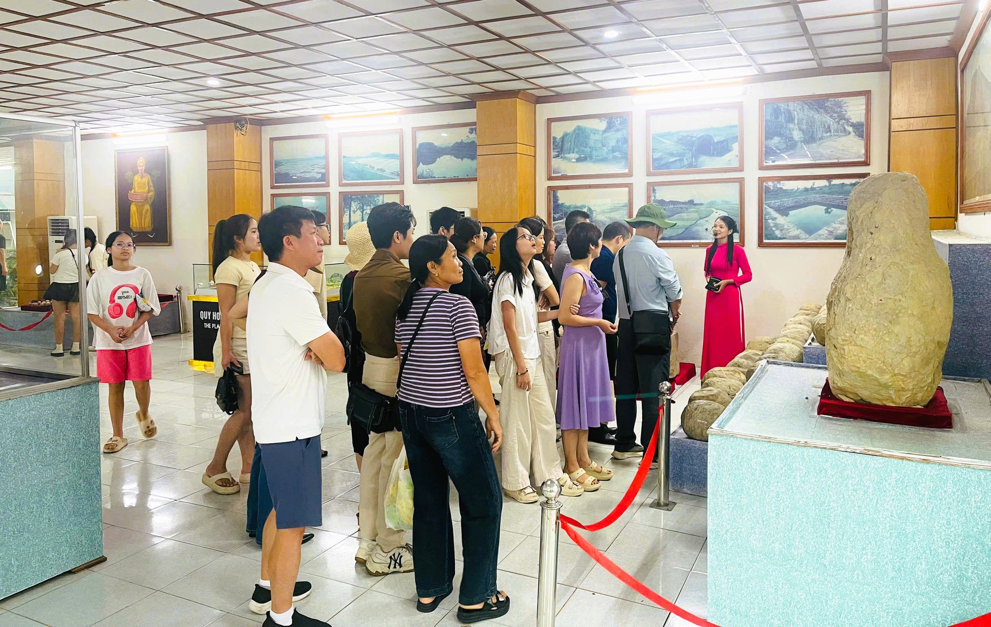Choáng với lượng khách du lịch "cực khủng" đổ về Thanh Hóa dịp lễ 30-4 và 1-5- Ảnh 2. Choáng với lượng khách du lịch "cực khủng" đổ về Thanh Hóa dịp lễ 30-4 và 1-5- Ảnh 2.