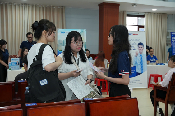 Công chức trẻ tự tin với công việc mới- Ảnh 1. Công chức trẻ tự tin với công việc mới- Ảnh 1.