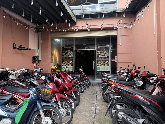 Lòng Chát tại TP.HCM đóng cửa: "Vườn không nhà trống", sân trước đã thành bãi gửi xe- Ảnh 3. Lòng Chát tại TP.HCM đóng cửa: "Vườn không nhà trống", sân trước đã thành bãi gửi xe- Ảnh 3.