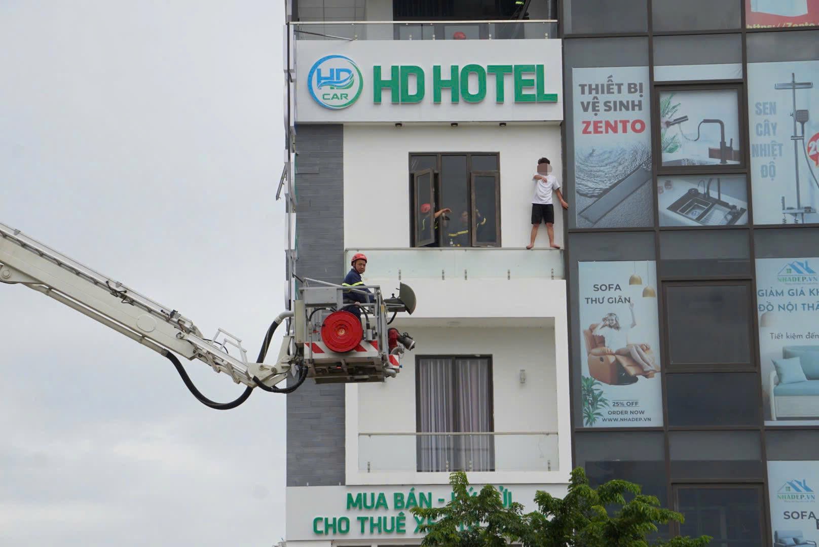 Hành động lạ của nam thanh niên trên lan can tầng 4 nhà nghỉ- Ảnh 1. Hành động lạ của nam thanh niên trên lan can tầng 4 nhà nghỉ- Ảnh 1.