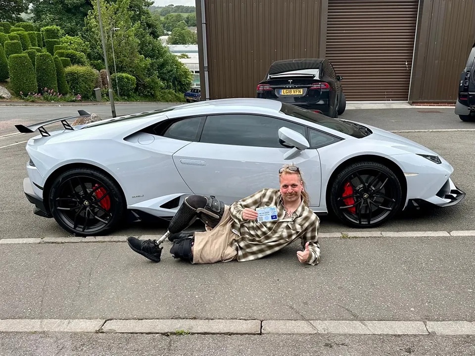 Bị chỉ trích vì đỗ xe ở chỗ cho người khuyết tật, tài xế Lamborghini làm một hành động khiến cả MXH 'quay xe' gấp- Ảnh 2. Bị chỉ trích vì đỗ xe ở chỗ cho người khuyết tật, tài xế Lamborghini làm một hành động khiến cả MXH 'quay xe' gấp- Ảnh 2.