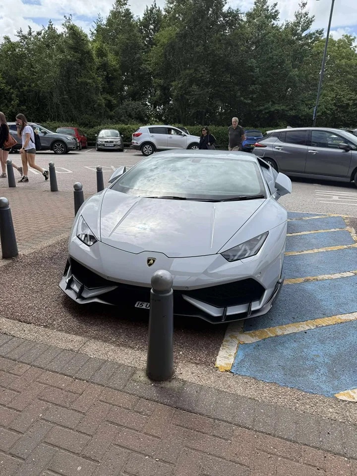 Bị chỉ trích vì đỗ xe ở chỗ cho người khuyết tật, tài xế Lamborghini làm một hành động khiến cả MXH 'quay xe' gấp- Ảnh 1. Bị chỉ trích vì đỗ xe ở chỗ cho người khuyết tật, tài xế Lamborghini làm một hành động khiến cả MXH 'quay xe' gấp- Ảnh 1.