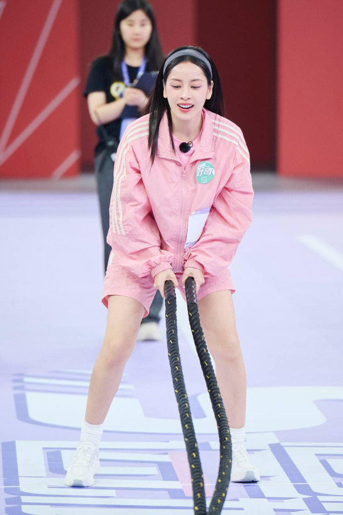 Chi Pu mới chơi Pickleball đã thích smash rồi, trông động tác rất có tiềm năng- Ảnh 3. Chi Pu mới chơi Pickleball đã thích smash rồi, trông động tác rất có tiềm năng- Ảnh 3.