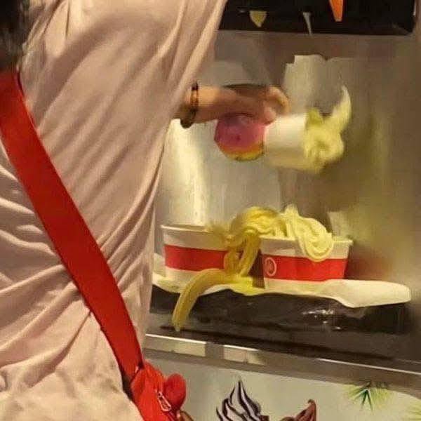 3 đứa trẻ quậy tung máy làm kem ở nhà hàng buffet, lấy lắm rồi bỏ phí, netizen mắng: "Ra đường thì dạy con cho kỹ"- Ảnh 3. 3 đứa trẻ quậy tung máy làm kem ở nhà hàng buffet, lấy lắm rồi bỏ phí, netizen mắng: "Ra đường thì dạy con cho kỹ"- Ảnh 3.