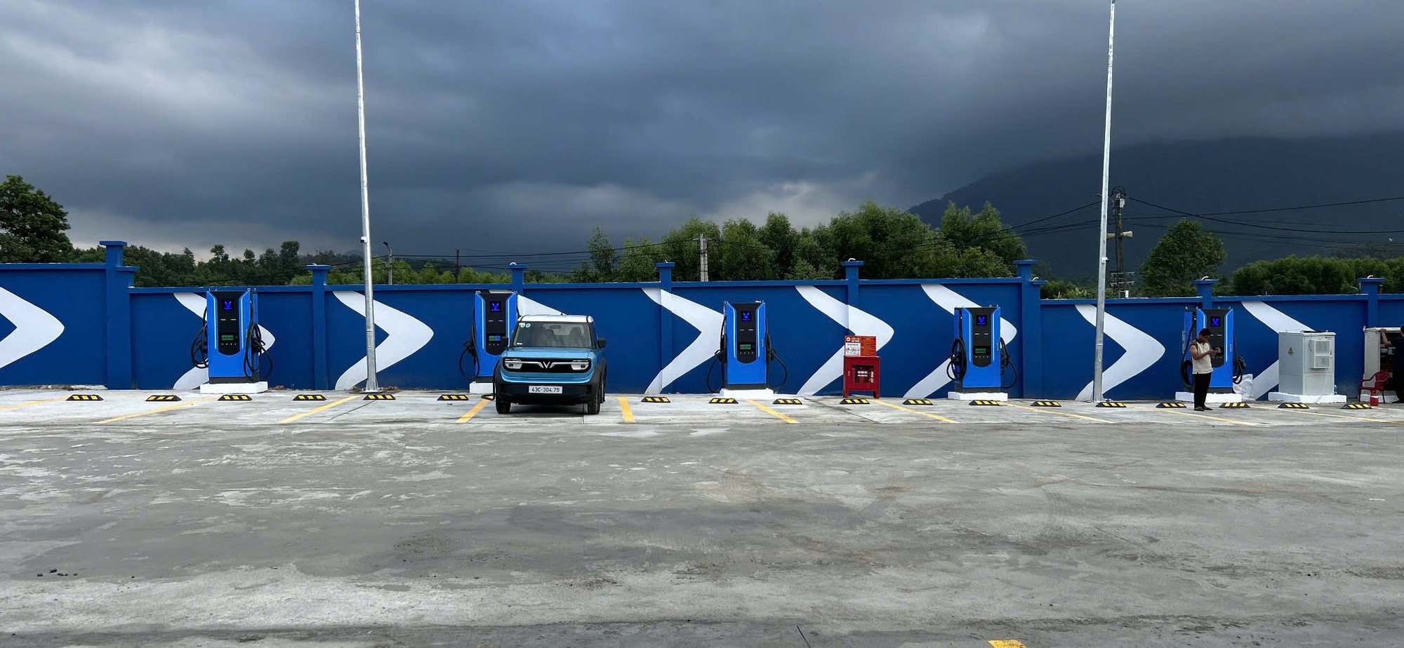 Doanh số VinFast tăng vọt liệu có đủ chỗ sạc không - CEO Xanh SM khẳng định: 'Không cần lo, 5.000 trụ siêu nhanh sẽ phủ sóng toàn quốc trong 2-3 tháng tới'- Ảnh 2. Doanh số VinFast tăng vọt liệu có đủ chỗ sạc không - CEO Xanh SM khẳng định: 'Không cần lo, 5.000 trụ siêu nhanh sẽ phủ sóng toàn quốc trong 2-3 tháng tới'- Ảnh 2.