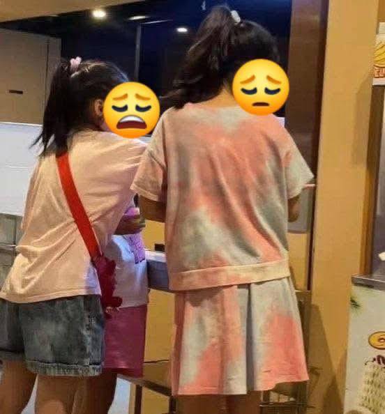3 đứa trẻ quậy tung máy làm kem ở nhà hàng buffet, lấy lắm rồi bỏ phí, netizen mắng: "Ra đường thì dạy con cho kỹ"- Ảnh 2. 3 đứa trẻ quậy tung máy làm kem ở nhà hàng buffet, lấy lắm rồi bỏ phí, netizen mắng: "Ra đường thì dạy con cho kỹ"- Ảnh 2.