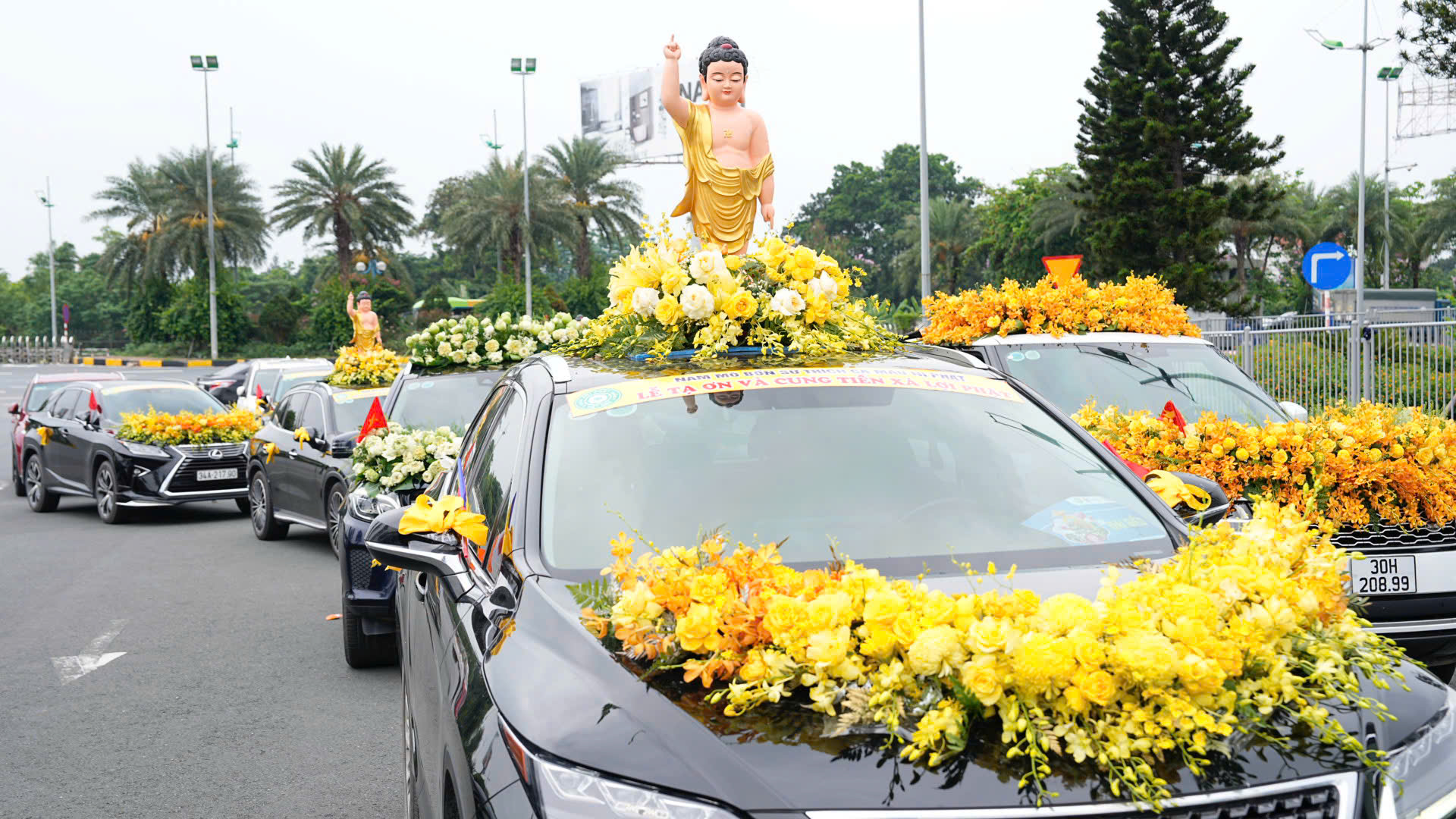 Cung tiễn xá lợi Đức Phật tại sân bay Nội Bài- Ảnh 1. Cung tiễn xá lợi Đức Phật tại sân bay Nội Bài- Ảnh 1.