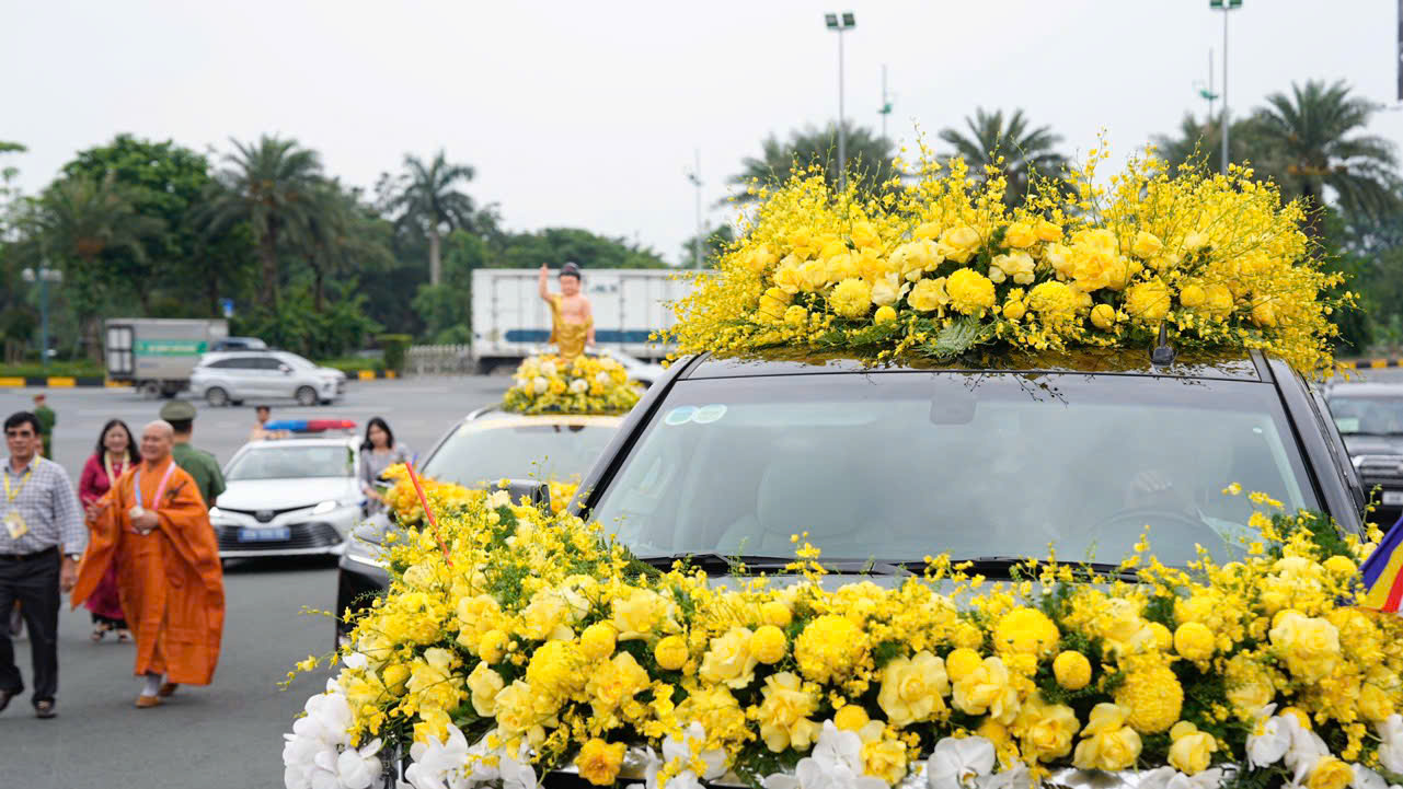 Cung tiễn xá lợi Đức Phật tại sân bay Nội Bài- Ảnh 2. Cung tiễn xá lợi Đức Phật tại sân bay Nội Bài- Ảnh 2.
