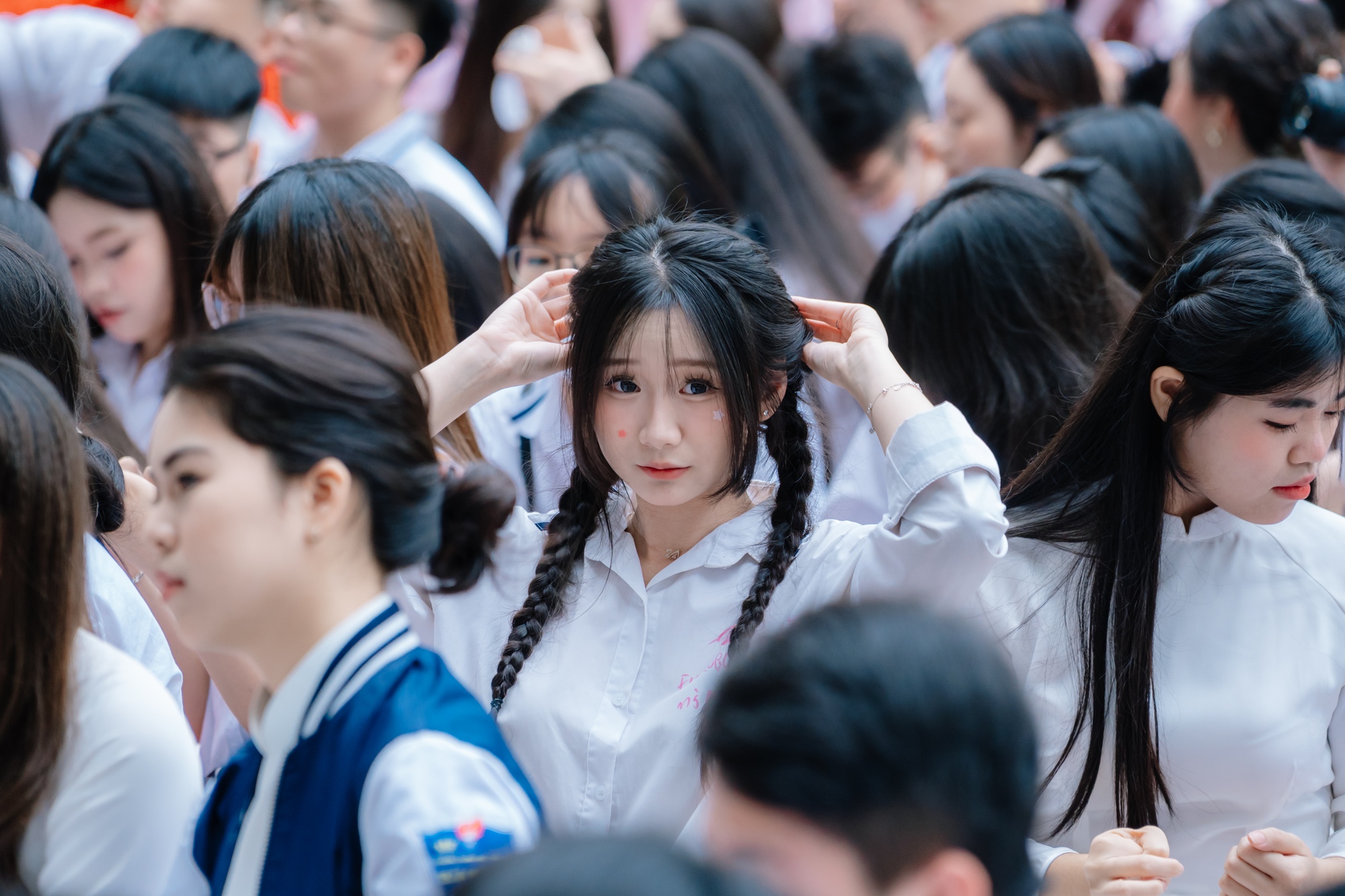 Chùm ảnh nữ sinh Trần Nhân Tông trong lễ bế giảng gây sốt khắp cõi mạng: Thanh xuân đúng là thứ khiến người ta "say nắng"!- Ảnh 6.