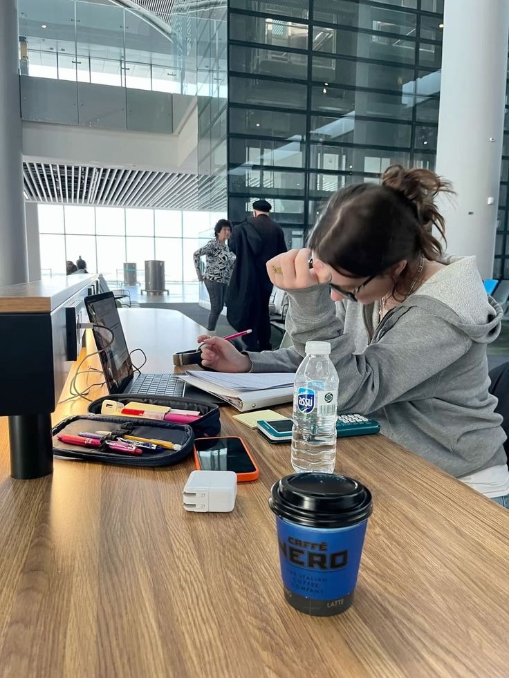 Cái gì cũng giả, chỉ có việc nhiều và lương thấp là thật- Ảnh 3. Cái gì cũng giả, chỉ có việc nhiều và lương thấp là thật- Ảnh 3.