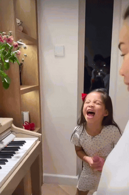 Khoảnh khắc Hồ Ngọc Hà đàn cho con hát khiến dân mạng “tan chảy”, ái nữ lớn lên khéo còn hot hơn mẹ!- Ảnh 1. Khoảnh khắc Hồ Ngọc Hà đàn cho con hát khiến dân mạng “tan chảy”, ái nữ lớn lên khéo còn hot hơn mẹ!- Ảnh 1.