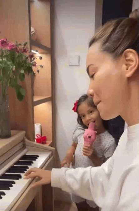 Khoảnh khắc Hồ Ngọc Hà đàn cho con hát khiến dân mạng “tan chảy”, ái nữ lớn lên khéo còn hot hơn mẹ!- Ảnh 2. Khoảnh khắc Hồ Ngọc Hà đàn cho con hát khiến dân mạng “tan chảy”, ái nữ lớn lên khéo còn hot hơn mẹ!- Ảnh 2.