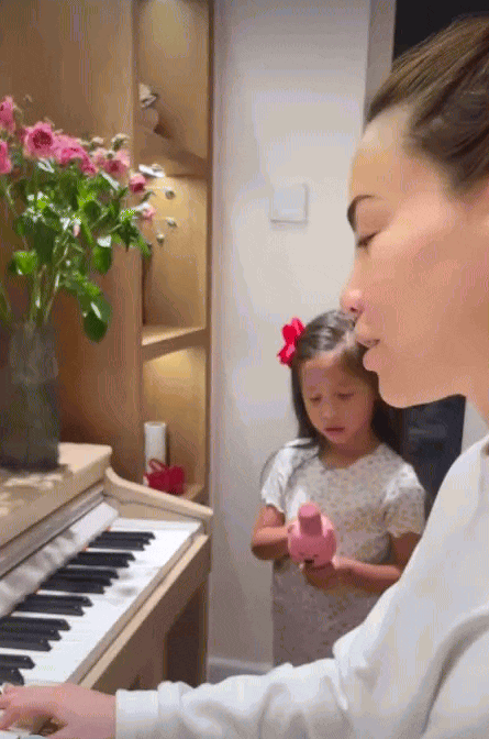 Khoảnh khắc Hồ Ngọc Hà đàn cho con hát khiến dân mạng “tan chảy”, ái nữ lớn lên khéo còn hot hơn mẹ!- Ảnh 3. Khoảnh khắc Hồ Ngọc Hà đàn cho con hát khiến dân mạng “tan chảy”, ái nữ lớn lên khéo còn hot hơn mẹ!- Ảnh 3.