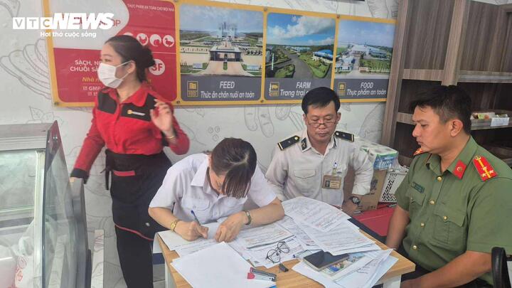 Công ty C.P. Việt Nam bị tố bán thịt bẩn: Công an vào cuộc- Ảnh 1. Công ty C.P. Việt Nam bị tố bán thịt bẩn: Công an vào cuộc- Ảnh 1.