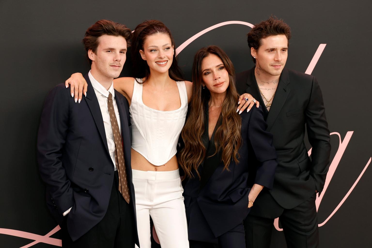 Căng: Victoria Beckham bị tố phá đám cưới con trai, rắp tâm trả đũa khiến con dâu uất ức bỏ đi trong nước mắt- Ảnh 3. Căng: Victoria Beckham bị tố phá đám cưới con trai, rắp tâm trả đũa khiến con dâu uất ức bỏ đi trong nước mắt- Ảnh 3.