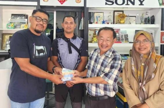 Đi gửi tiền, người đàn ông sốc nặng khi phát hiện 304 triệu đồng tiền mặt gần máy ATM- Ảnh 2. Đi gửi tiền, người đàn ông sốc nặng khi phát hiện 304 triệu đồng tiền mặt gần máy ATM- Ảnh 2.