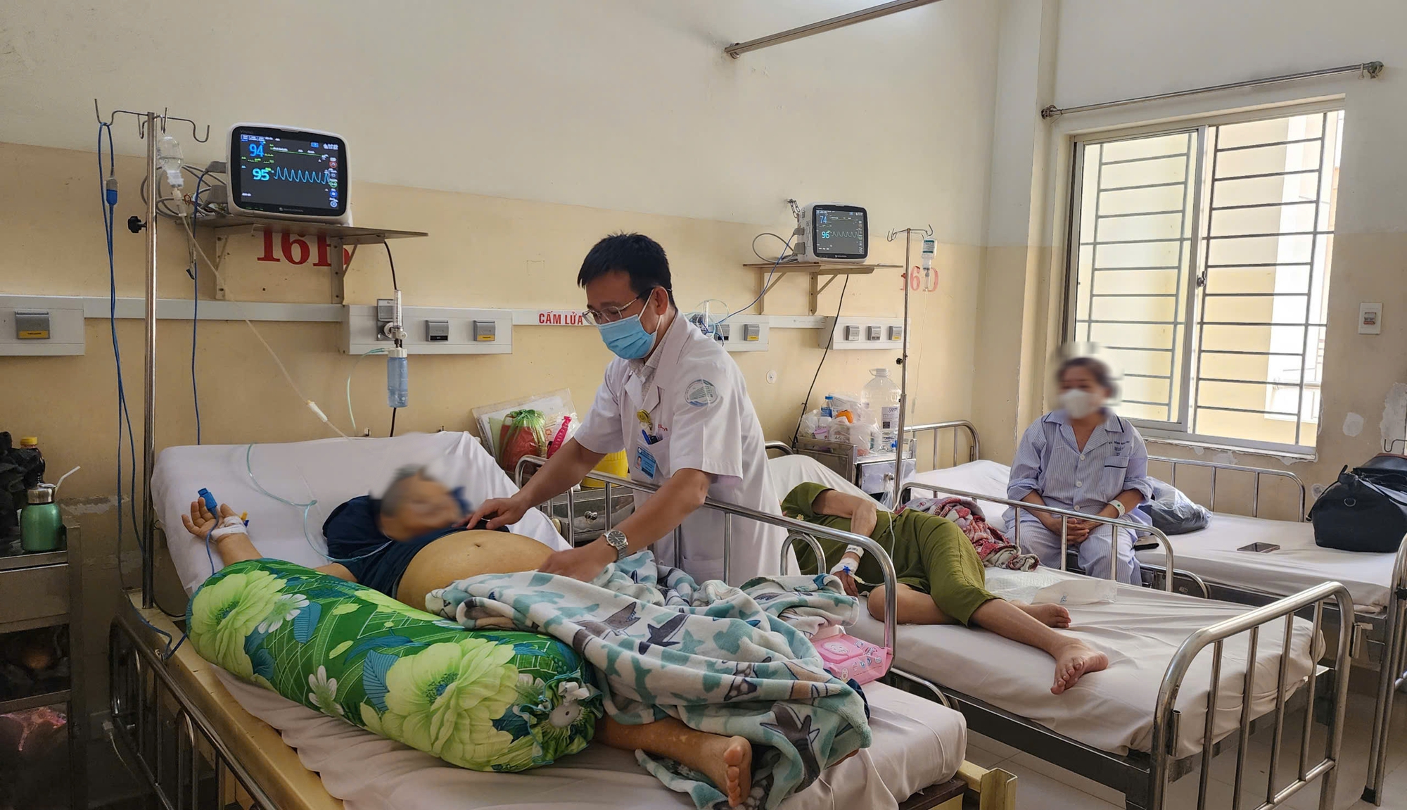 TP HCM: Số ca COVID-19 tăng nhanh do biến thể NB.1.8.1- Ảnh 1. TP HCM: Số ca COVID-19 tăng nhanh do biến thể NB.1.8.1- Ảnh 1.