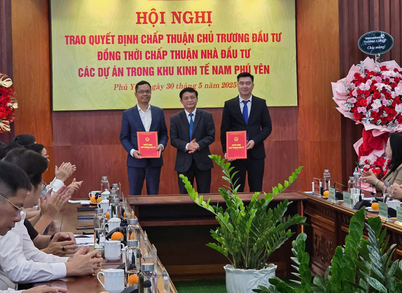 Phú Yên trao quyết định đầu tư 2 dự án động lực- Ảnh 1. Phú Yên trao quyết định đầu tư 2 dự án động lực- Ảnh 1.