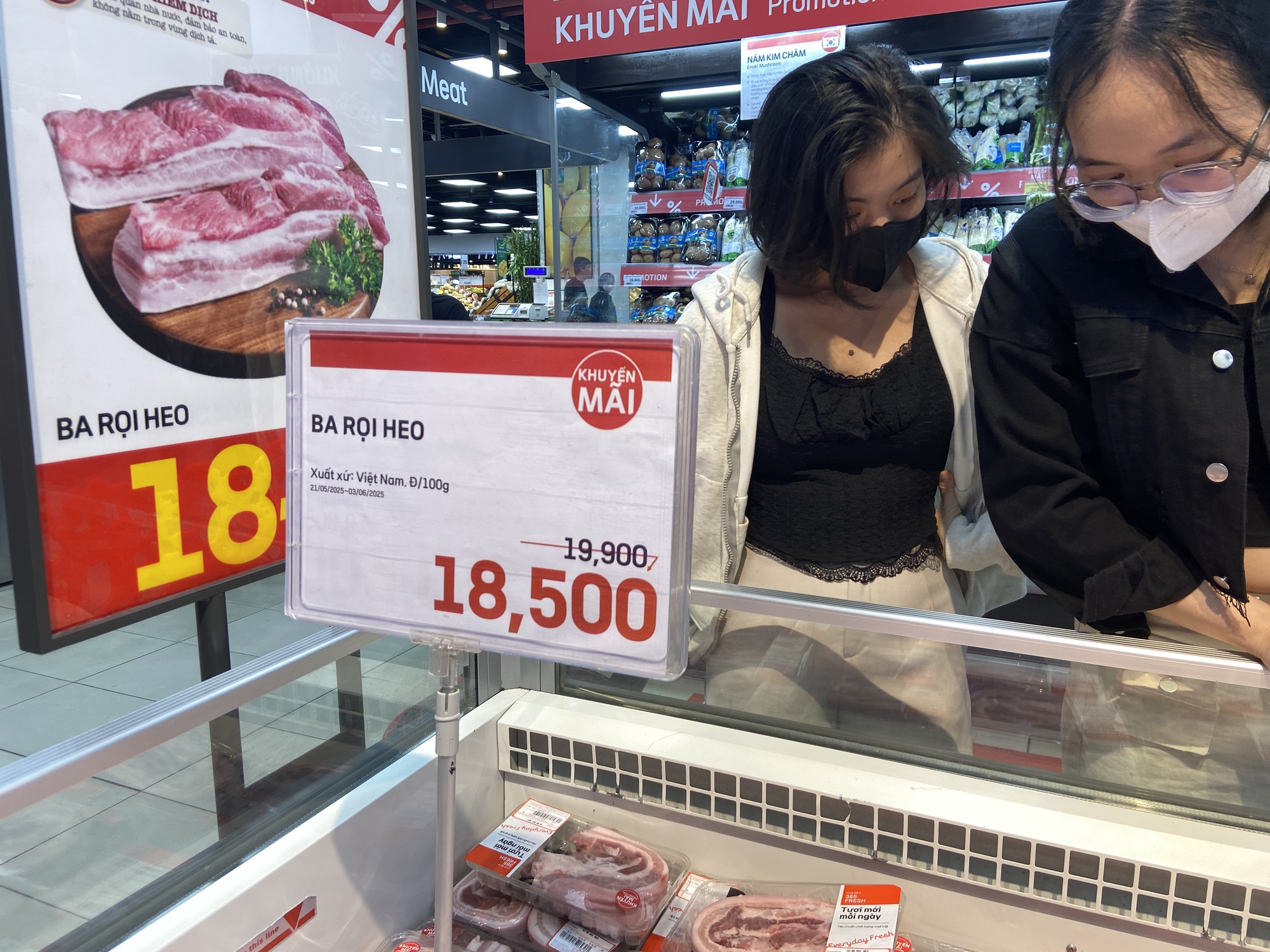 Hình ảnh trái ngược tại các siêu thị TP.HCM sau vụ C.P Việt Nam bị tố bán thịt heo bệnh- Ảnh 7.