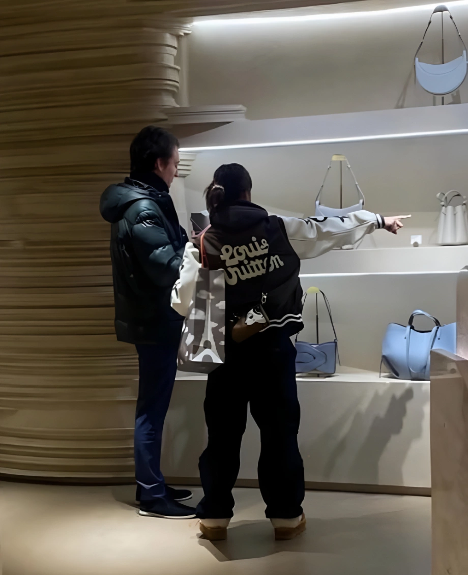 Cô gái giữ trái tim thái tử đế chế LVMH: Sống trong biệt thự 142 tỷ, đi ngủ và thức dậy trên chiếc giường 700 triệu đồng- Ảnh 4. Cô gái giữ trái tim thái tử đế chế LVMH: Sống trong biệt thự 142 tỷ, đi ngủ và thức dậy trên chiếc giường 700 triệu đồng- Ảnh 4.