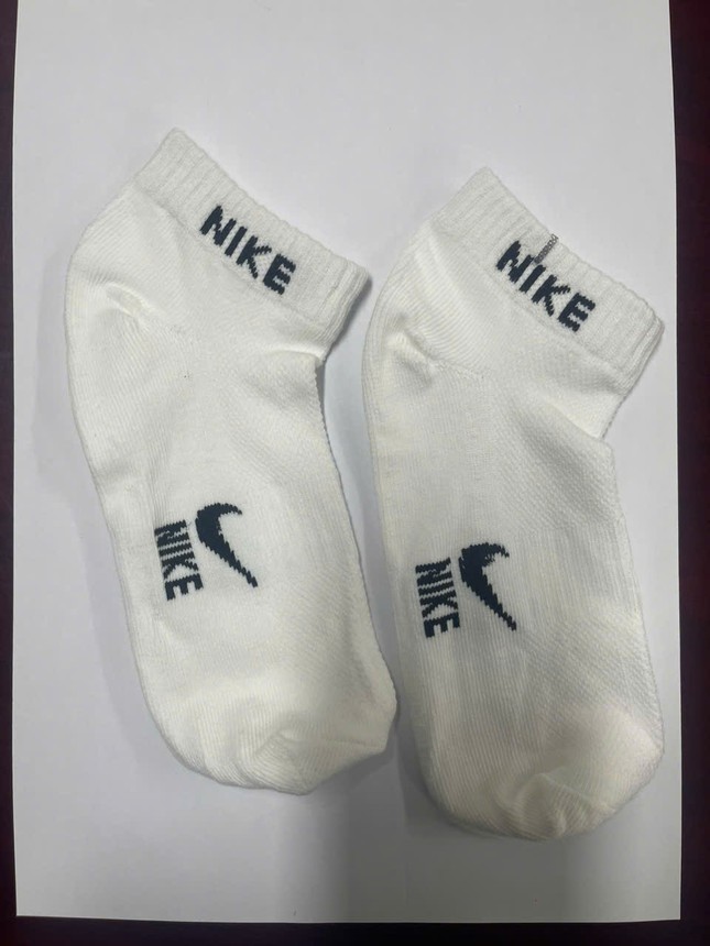 Khởi tố đối tượng sản xuất 200.000 đôi tất giả Nike, Adidas- Ảnh 4. Khởi tố đối tượng sản xuất 200.000 đôi tất giả Nike, Adidas- Ảnh 4.