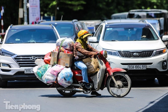 Hà Nội nóng ít ngày nhưng 'cháy da, cháy thịt'- Ảnh 1. Hà Nội nóng ít ngày nhưng 'cháy da, cháy thịt'- Ảnh 1.