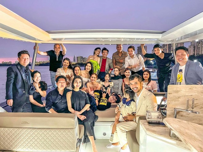 Giật mình trước độ xa xỉ nhà Đoàn Di Băng khi đi du lịch: Check-in toàn nơi thượng lưu, dịch vụ chuẩn giới siêu giàu- Ảnh 1. Giật mình trước độ xa xỉ nhà Đoàn Di Băng khi đi du lịch: Check-in toàn nơi thượng lưu, dịch vụ chuẩn giới siêu giàu- Ảnh 1.