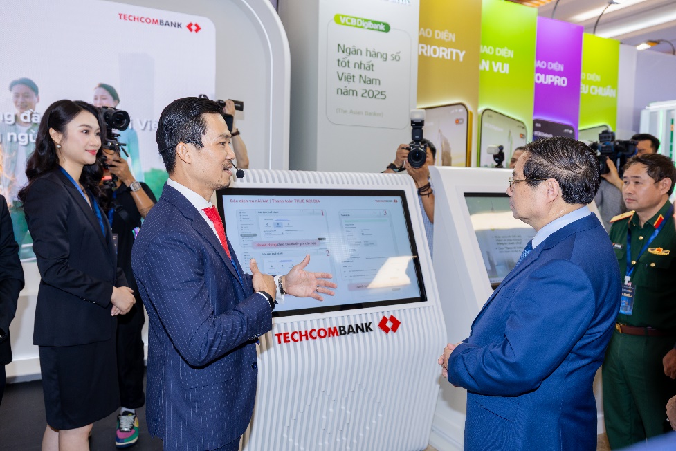 Techcombank khai phóng sức mạnh chuyển đổi số, giới thiệu giải pháp đột phá tại sự kiện Chuyển đổi số ngành ngân hàng 2025- Ảnh 2. Techcombank khai phóng sức mạnh chuyển đổi số, giới thiệu giải pháp đột phá tại sự kiện Chuyển đổi số ngành ngân hàng 2025- Ảnh 2.