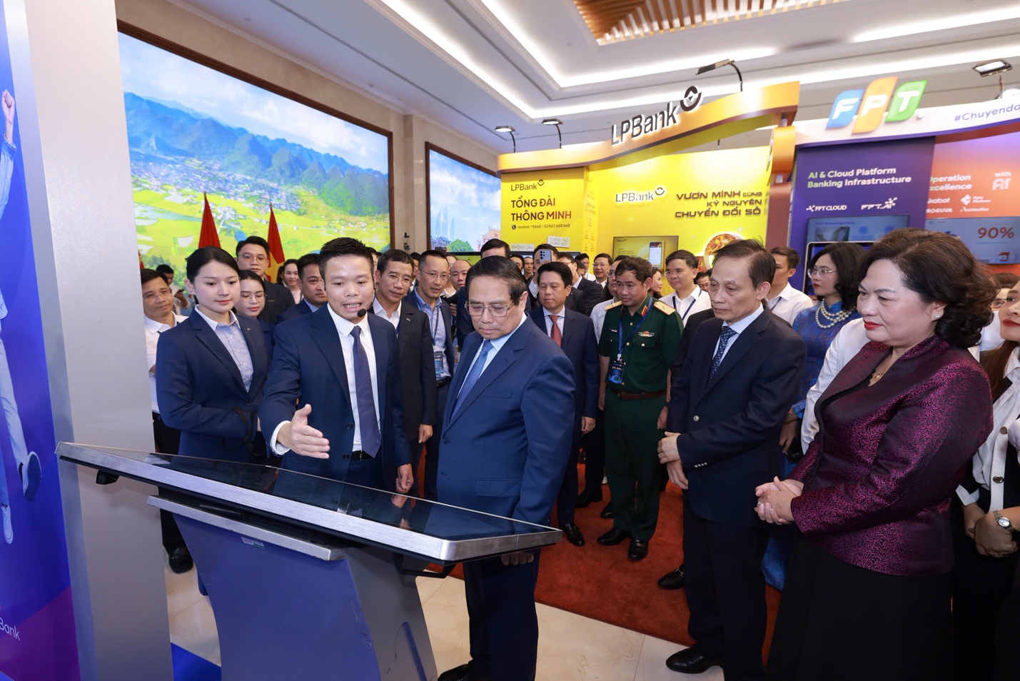 MB đón Thủ tướng tham quan không gian công nghệ trong Sự kiện Chuyển đổi số 2025- Ảnh 2. MB đón Thủ tướng tham quan không gian công nghệ trong Sự kiện Chuyển đổi số 2025- Ảnh 2.