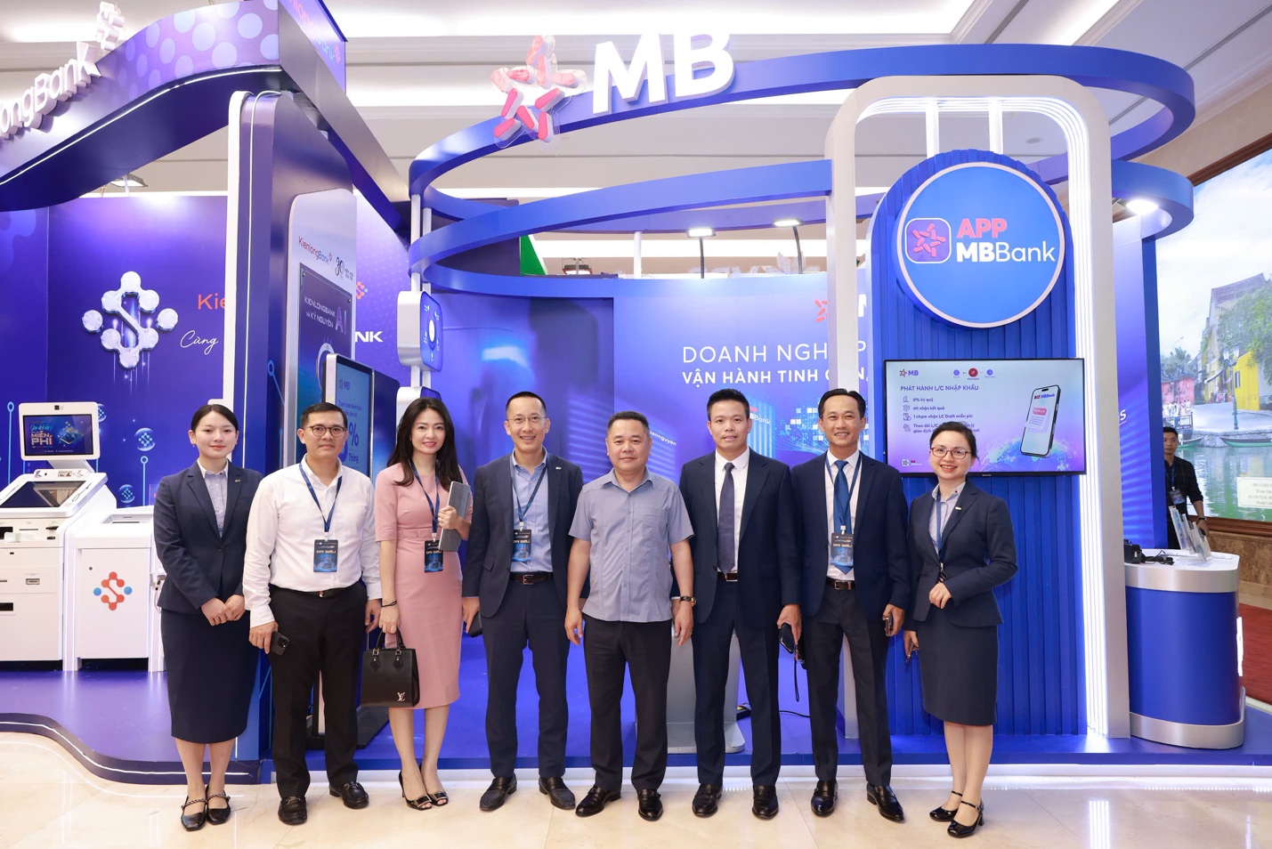 MB đón Thủ tướng tham quan không gian công nghệ trong Sự kiện Chuyển đổi số 2025- Ảnh 3. MB đón Thủ tướng tham quan không gian công nghệ trong Sự kiện Chuyển đổi số 2025- Ảnh 3.