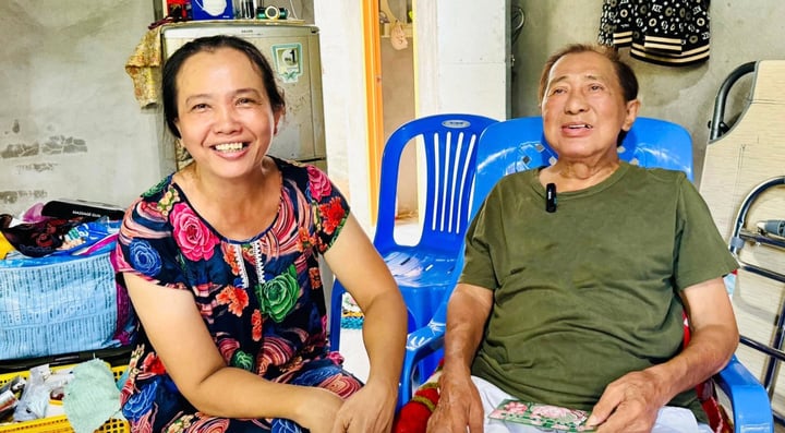 'Ông hoàng đĩa nhựa' giờ sụt 30kg vì bệnh tật, được một người phụ nữ cưu mang- Ảnh 3. 'Ông hoàng đĩa nhựa' giờ sụt 30kg vì bệnh tật, được một người phụ nữ cưu mang- Ảnh 3.