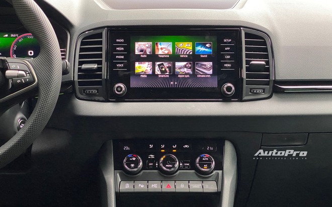 Skoda Karoq 2025 ra mắt Việt Nam: Giá từ hơn 1 tỷ đồng, có bản thể thao, thêm ADAS và nhiều công nghệ khác cạnh tranh CX-5- Ảnh 8. Skoda Karoq 2025 ra mắt Việt Nam: Giá từ hơn 1 tỷ đồng, có bản thể thao, thêm ADAS và nhiều công nghệ khác cạnh tranh CX-5- Ảnh 8.