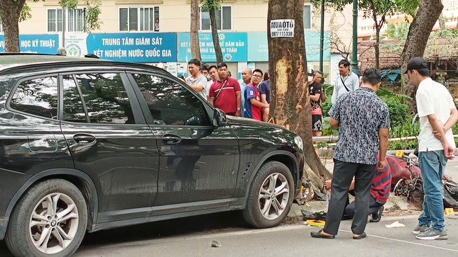 Vụ nữ sinh bị ô tô BMW X3 tông đứt lìa chân: Nhân chứng xót xa khi kể lại tai nạn- Ảnh 1. Vụ nữ sinh bị ô tô BMW X3 tông đứt lìa chân: Nhân chứng xót xa khi kể lại tai nạn- Ảnh 1.