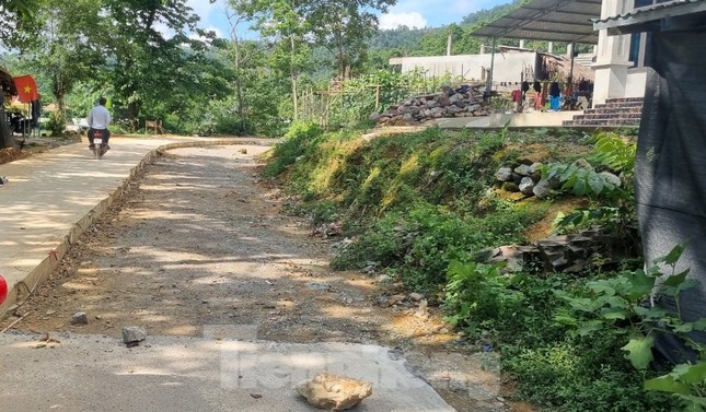 Đường bê tông 80 tỷ đồng ở Hòa Bình chưa làm xong đã xuất hiện nhiều vết nứt- Ảnh 6. Đường bê tông 80 tỷ đồng ở Hòa Bình chưa làm xong đã xuất hiện nhiều vết nứt- Ảnh 6.