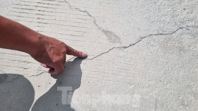 Đường bê tông 80 tỷ đồng ở Hòa Bình chưa làm xong đã xuất hiện nhiều vết nứt- Ảnh 5. Đường bê tông 80 tỷ đồng ở Hòa Bình chưa làm xong đã xuất hiện nhiều vết nứt- Ảnh 5.