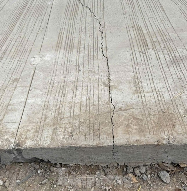 Đường bê tông 80 tỷ đồng ở Hòa Bình chưa làm xong đã xuất hiện nhiều vết nứt- Ảnh 3. Đường bê tông 80 tỷ đồng ở Hòa Bình chưa làm xong đã xuất hiện nhiều vết nứt- Ảnh 3.
