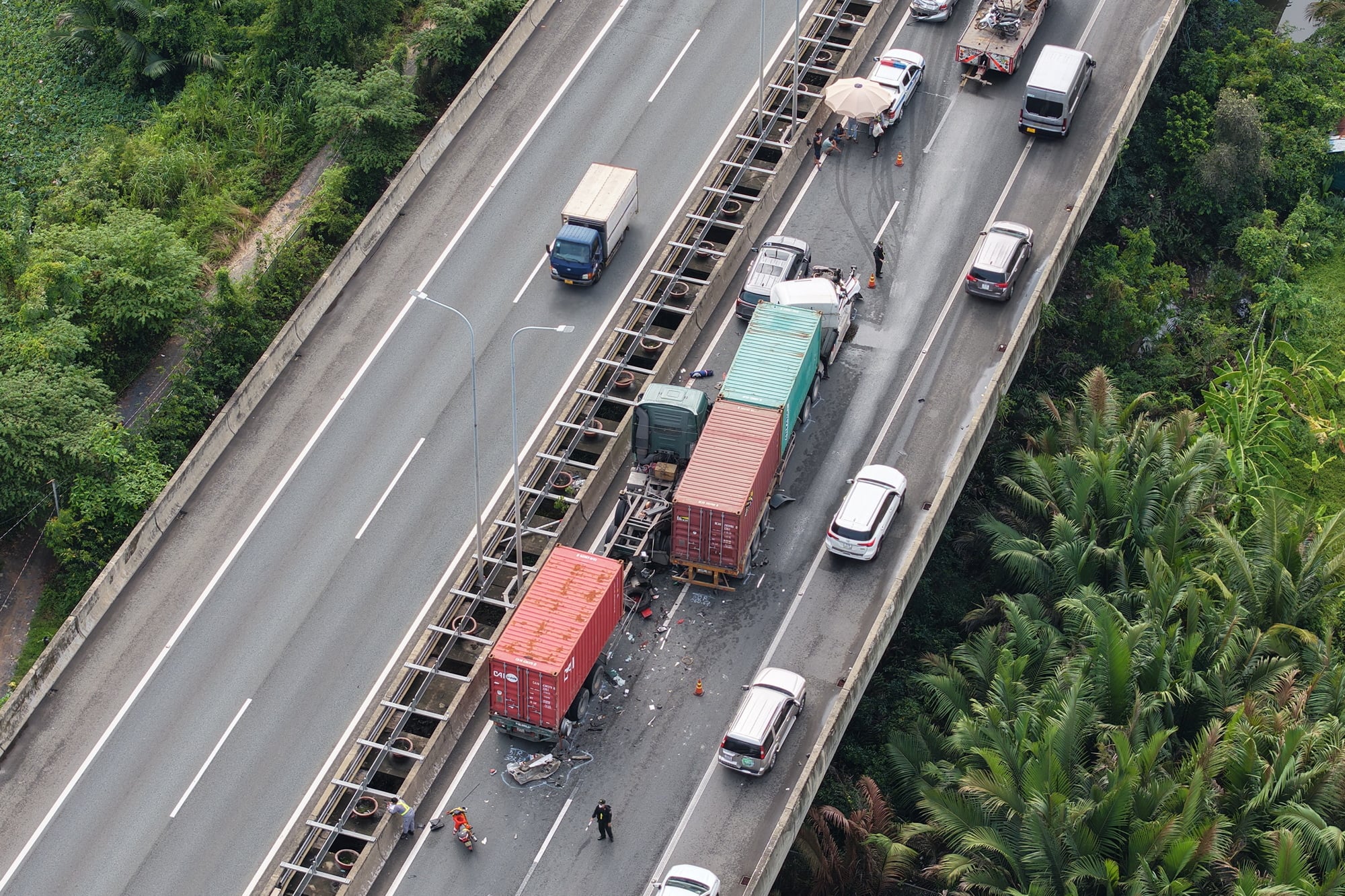 Cận cảnh ùn ứ khoảng 8 km sau tai nạn liên hoàn trên cao tốc TP HCM - Long Thành - Dầu Giây- Ảnh 6. Cận cảnh ùn ứ khoảng 8 km sau tai nạn liên hoàn trên cao tốc TP HCM - Long Thành - Dầu Giây- Ảnh 6.