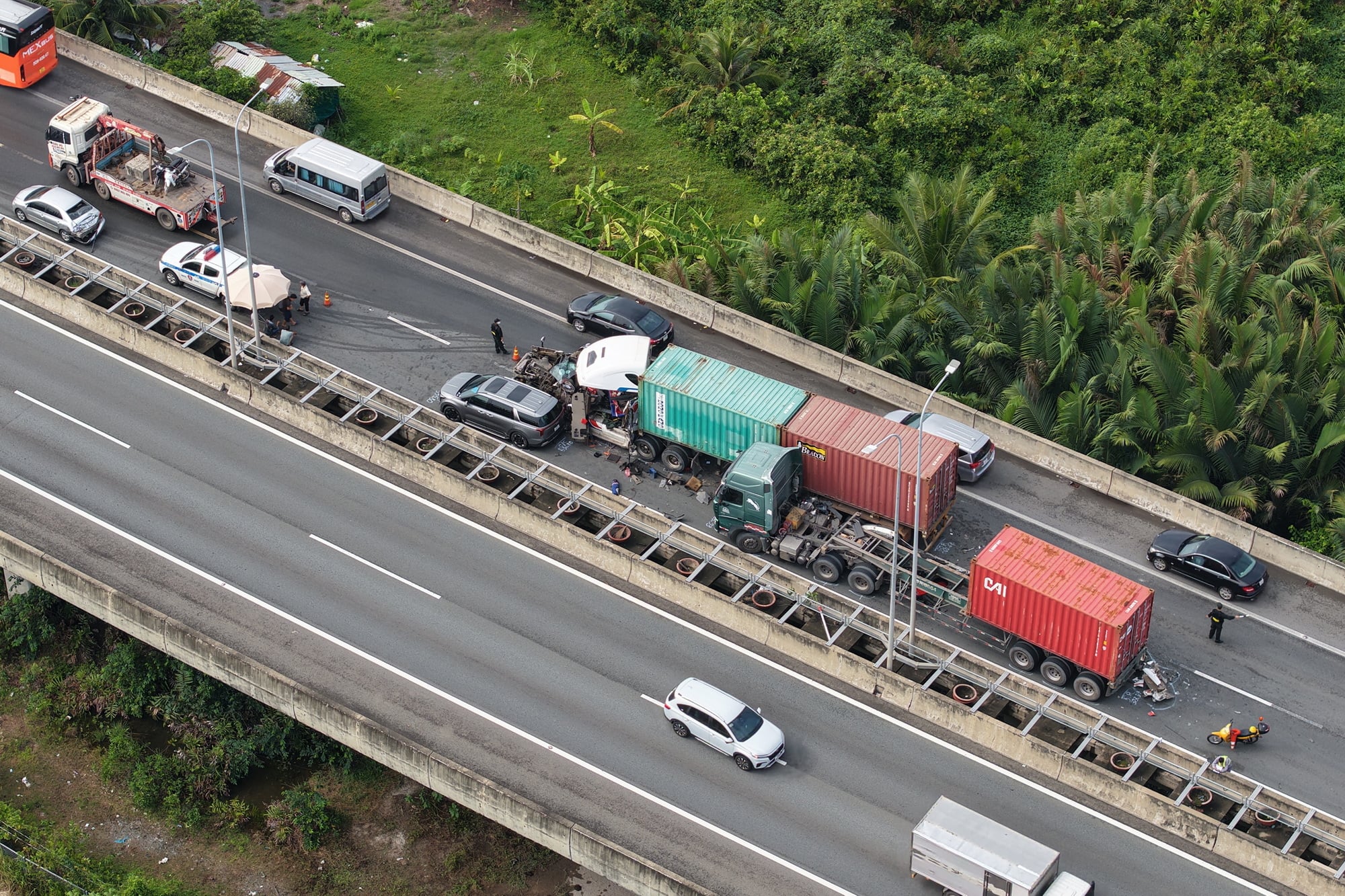Cận cảnh ùn ứ khoảng 8 km sau tai nạn liên hoàn trên cao tốc TP HCM - Long Thành - Dầu Giây- Ảnh 2. Cận cảnh ùn ứ khoảng 8 km sau tai nạn liên hoàn trên cao tốc TP HCM - Long Thành - Dầu Giây- Ảnh 2.